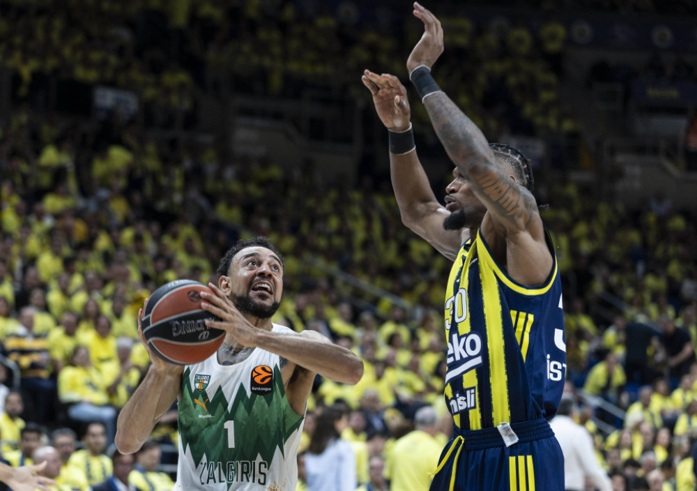 Košarkaši Fenerbahčea i Žalgirisa, tokom jednog od mečeva Evrolige