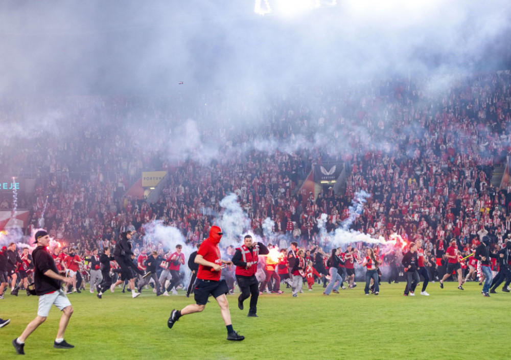Neredi na stadionu u Pragu