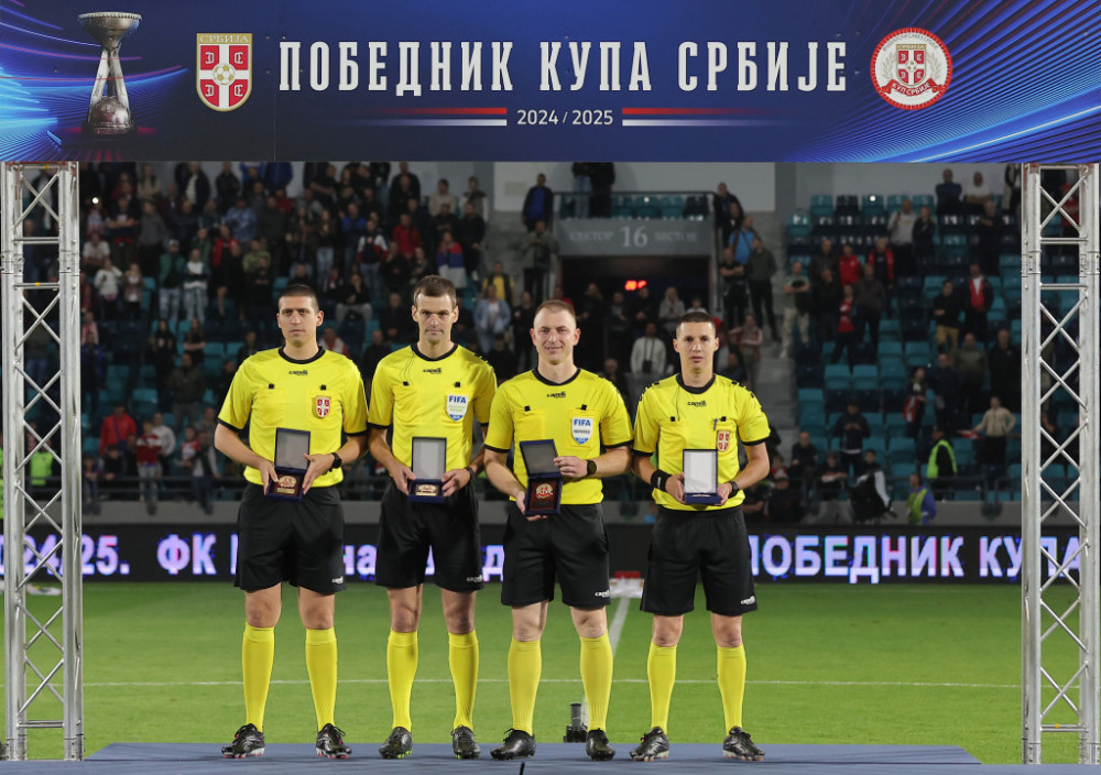 Pavle Ilić, sa sudijama, posle finala poslednjeg Kupa Srbije u fudbalu