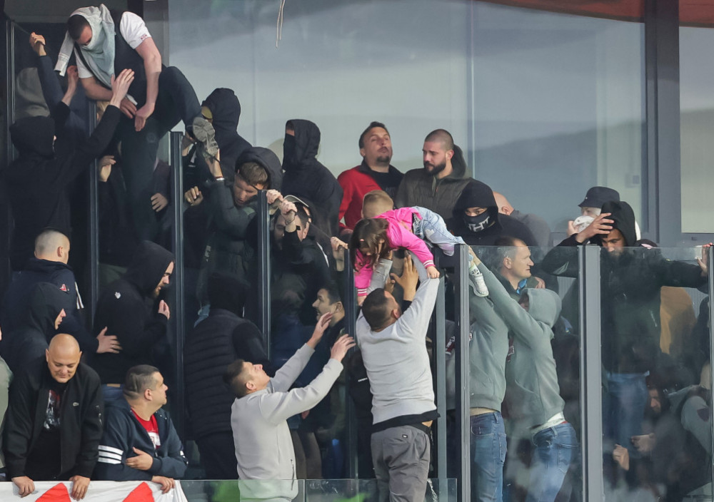Detalj sa tribina, tokom navijačkih nereda u finalu fudbalskog Kupa Srbije