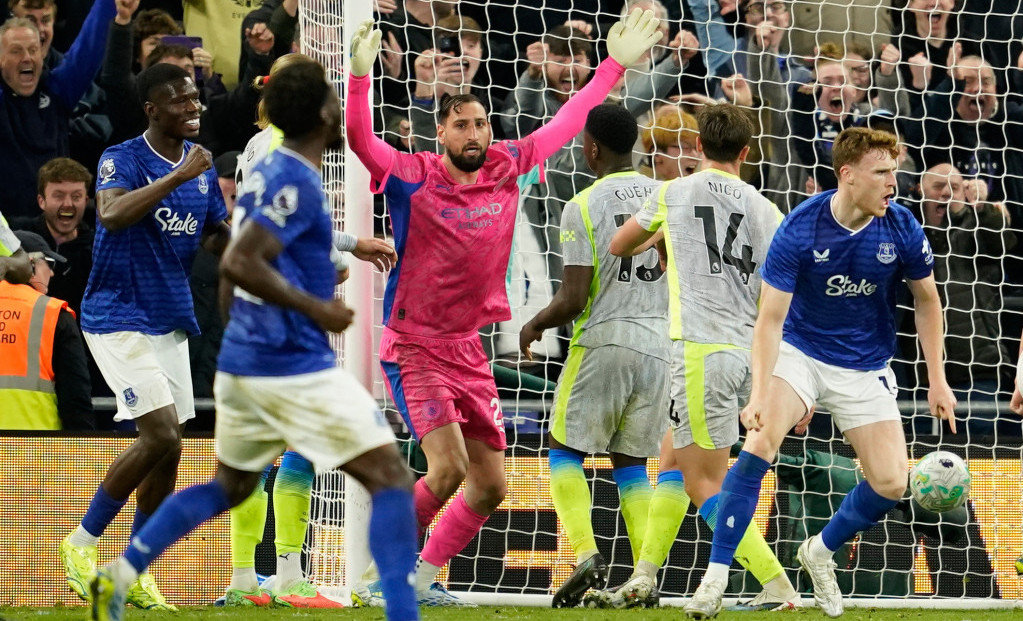 Džejk O' Brajan postižće gol za Everton protiv Sitija