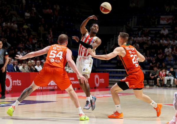 (UŽIVO, VIDEO) Crvena zvezda - Cedevita Olimpija (2/4): Uzburkale se strasti u "Pioniru", sudijske odluke podigle publiku na noge