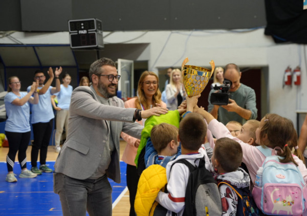 Gospodin Nebojša Žugić uveličao prisustvo na mini atletskom mitingu predškolaca na Novom Beogradu