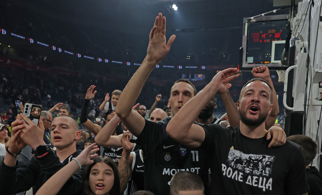 Grobari slavili sa igračima Partizana