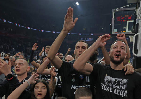 (VIDEO) Igrači Partizana slavili sa svojim navijačima pobedu nad Zvezdom