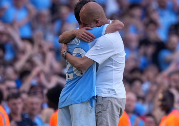 (VIDEO) Plače Silva, plače i Pep: Oproštajni špalir igrača za kapitena na poslednjem meču za Siti