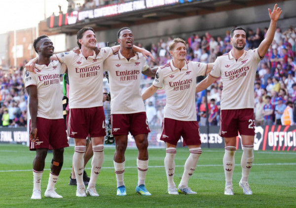 Arsenal poebdom začinio šampionsku žurku i proslavio titulu, Totenhem izborio opstanak, Vest Hem u Čempionšipu!