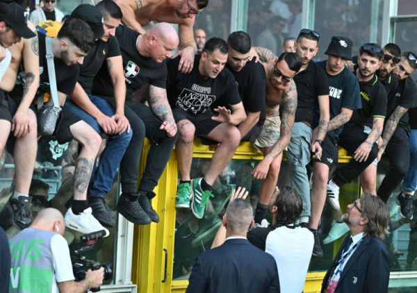 (VIDEO) Kasni meč Juventusa: Tuča huligana odložila utakmicu, jedan navijač u teškom stanju?