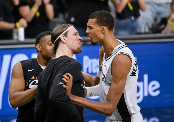 (VIDEO) Vembanjama zapalio NBA: nestvarna trojka sa pola terena digla celu arenu na noge