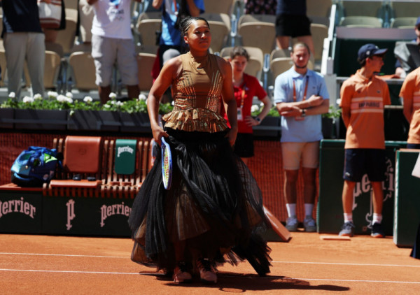 (VIDEO) Naomi Osaka ponovo u centru pažnje: Neobičnim stajlingom zasenila početak Rolan Garosa