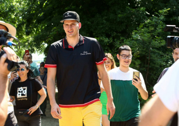 (VIDEO) Nikola Jokić odmara uz svoju najveću ljubav: Dve pobede njegovih konja u Somboru