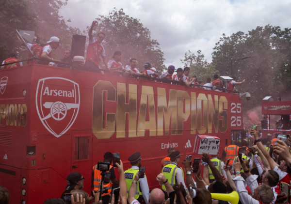 (FOTO, VIDEO) Poraz u finalu Lš im nije pokvario slavlje: Navijači Arsenala napravili spektakularnu paradu u Londonu povodom proslave titule u Premijer ligi!