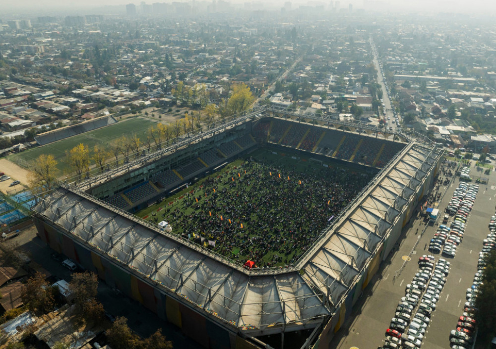 Na hiljade ljudi se okupilo na stadionu "Bisentenario"