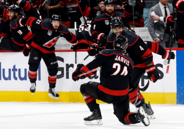 Sudar divova, izjednačeno finale NHL-a