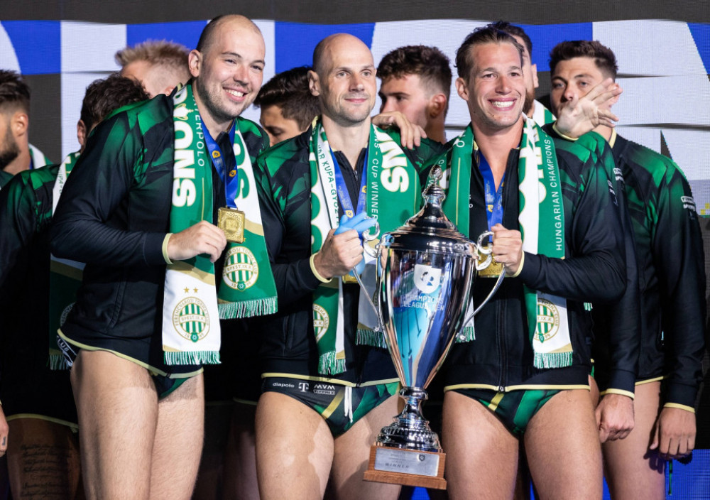 Dušan Mandić, sa saigralima iz Ferencvaroša posle osvajanja LŠ 2024