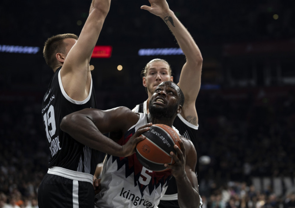 Judžin Omorui u duelima sa košarkašima Partizana