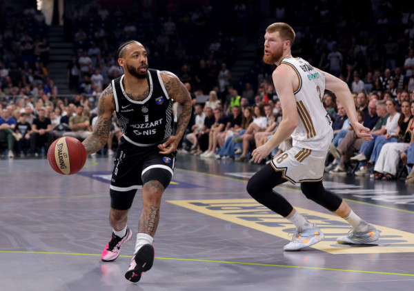 (UŽIVO,VIDEO) Partizan - Dubai (2/4) : Razigrao se Kalates, crno-beli imaju dvocifrenu prednost