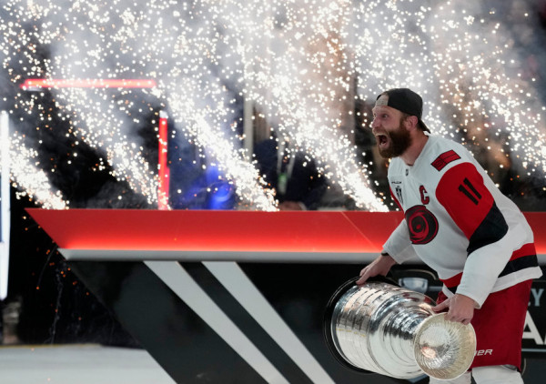 Fenomenalni Hurikejnsi obeležili NHL sezonu