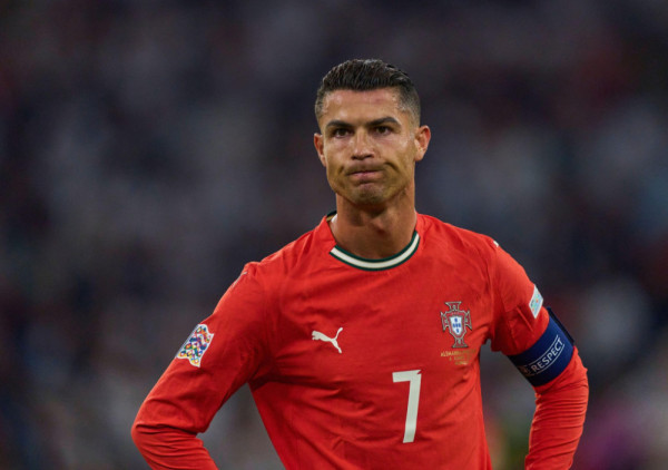 (VIDEO) Ražešćeni Ronaldo napustio miks zonu: Novinari ga "udavili" pitanjima o Mesiju