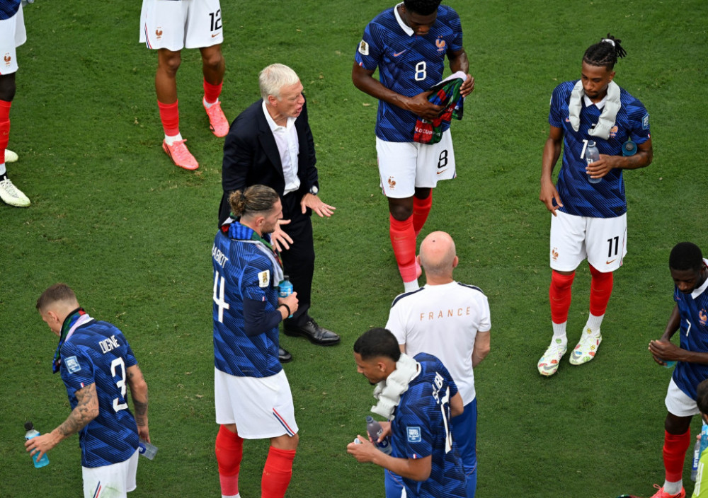 Francuski fudbaleri, tokom pauze za hidrataciju
