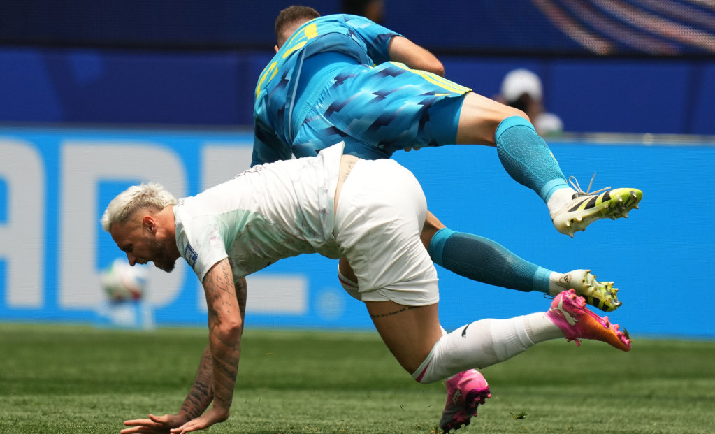 Marko Arnautović u duelu sa Simonom