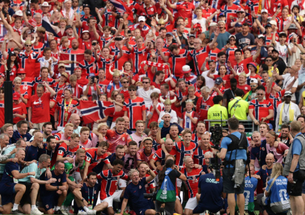 "Prvom klasom do neba": Norveška i Haland pišu istoriju, nacija u transu