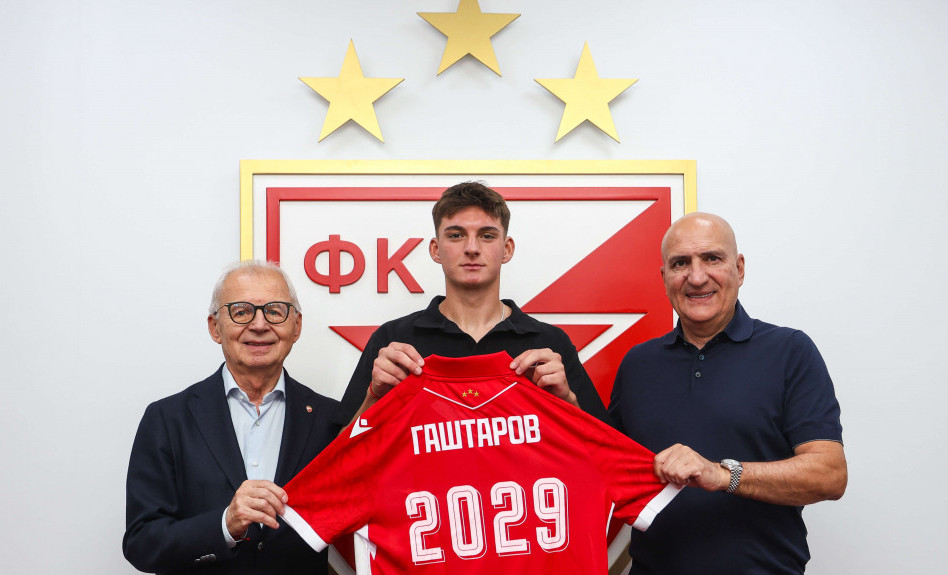 Matej Gaštarov sa predsednikom Svetozarom Mijailovićem i sportskim direktorom Mitrom Mrkelom