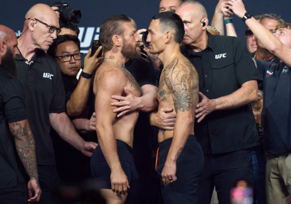 (UŽIVO) UFC 329 Mekgregor - Holovej 2: Čekamo početak glavne karte u Vegasu