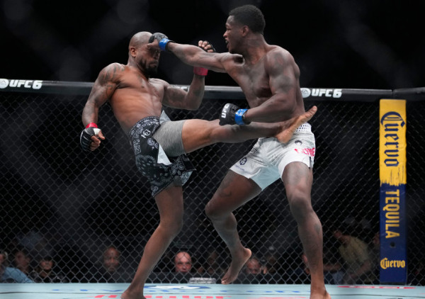 (UŽIVO/VIDEO) UFC 329 Mekgregor - Holovej 2: Sudija prekinuo borbu na tri sekunde pre kraja runde, kakva pobeda Bobija Grina!