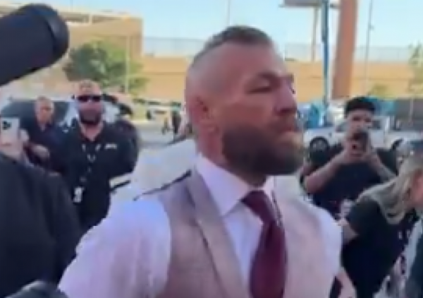 (FOTO) Konor Mekgregor stigao na meč sa UFC šampionom: Irac totalno promenio imidž!