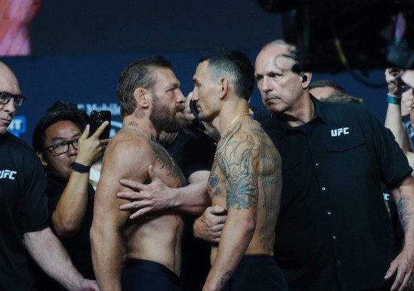 (UŽIVO/VIDEO) UFC 329 Mekgregor - Holovej 2: Počinje ono što smo svi čekali, Konor ulazi u oktagon!