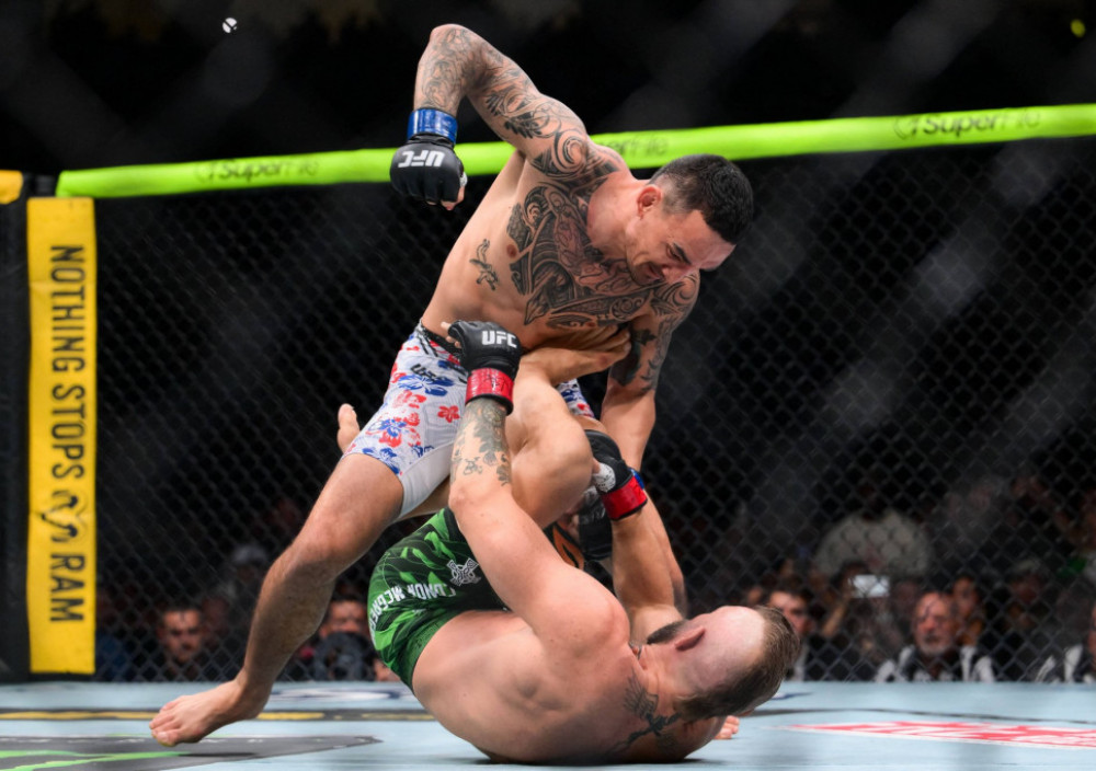 Konor Mekgregor, trpi batine od Maksa Holoveja