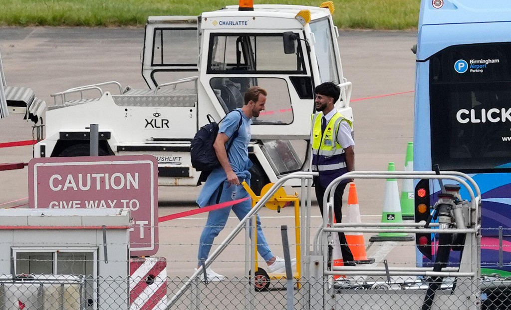Hari Kejn se "uortačio" sa radnicima na aerodromu