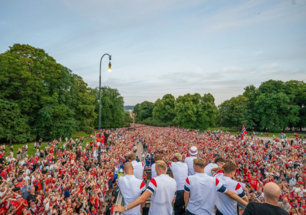 (VIDEO) Norveška priredila prelep doček fudbalskim junacima: Ulicama Osla odjekivalo "ro, ro, ro"