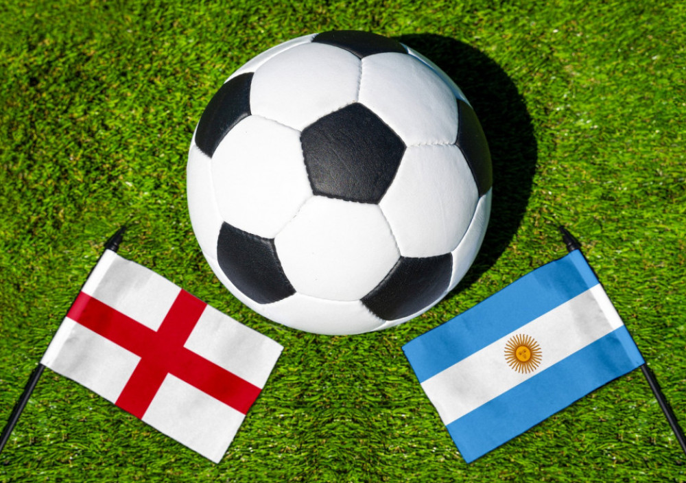 Zastave Argentine i Engleske, uz fudbalsku loptu