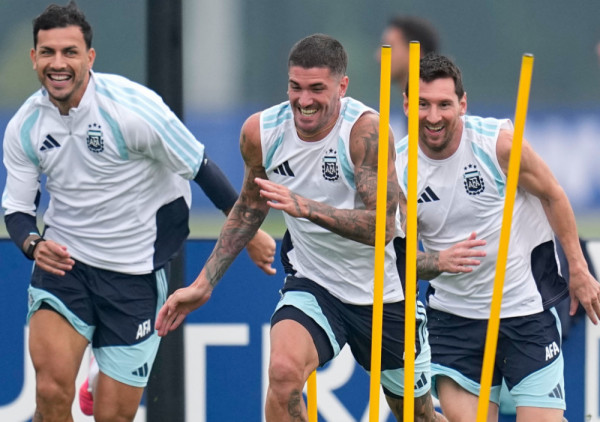 (FOTO) Opuštena Argentina spremna za finale: Osmesi i dobro raspoloženje pred duel sa Španijom