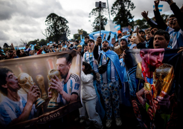 (VIDEO) U iščekivanju nove krune: Buenos Ajres ne diše - milioni navijača na ulicama argentinske prestonice