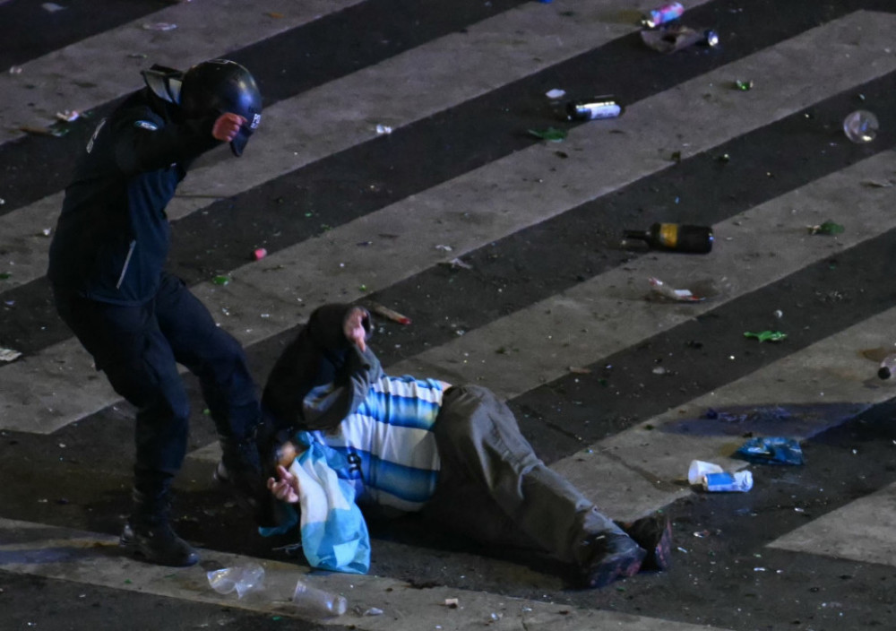 Tuča navijača i policije