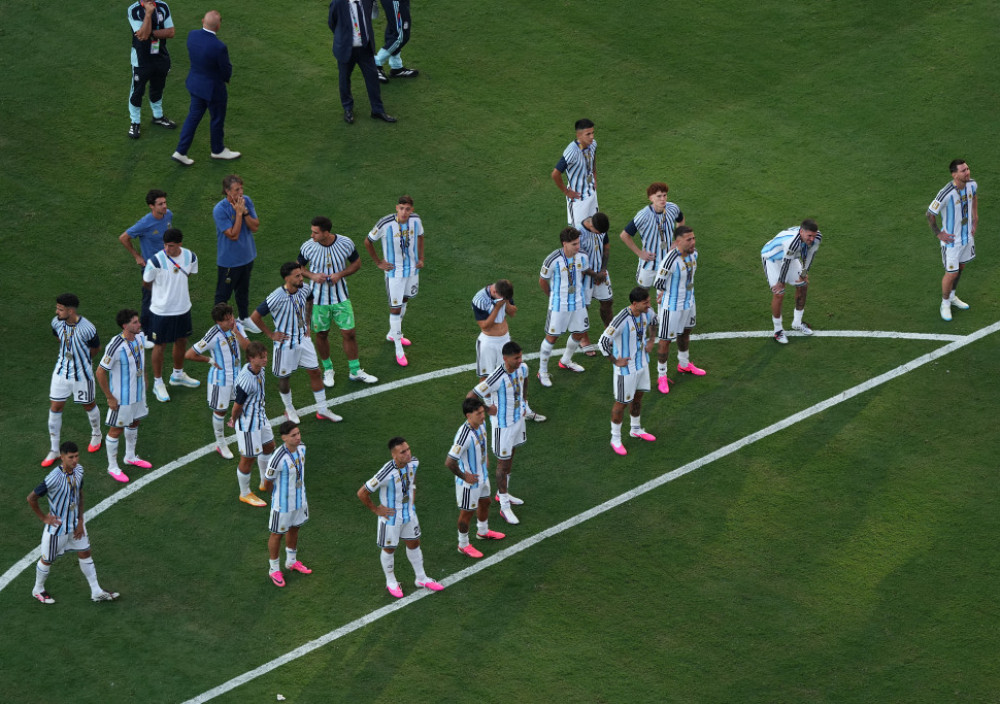 Argentinski fudbaleri, posle izgubljenog meča sa Španijom