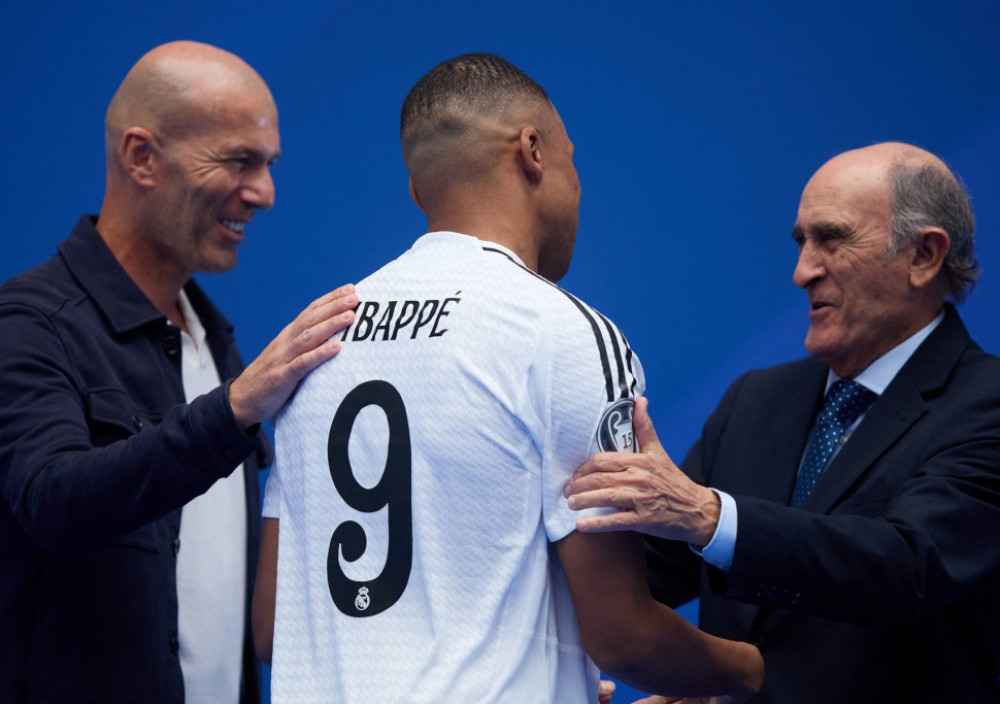 Zinedin Zidan, francuski fudbalski trener, u društvu  KIlijana Mbapea