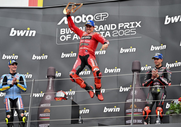 (VIDEO) Mark Markez burno (is)pratio uspeh španskih fudbalera: Moto GP star kao na federima