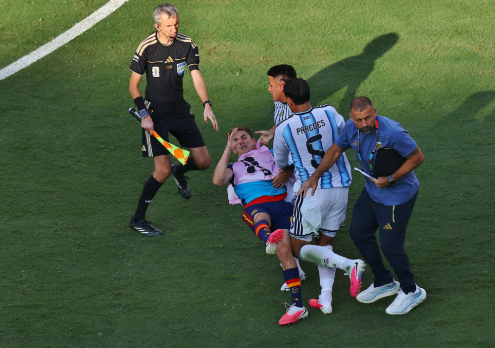 Gavi, španski fudbaler, trpi udarce Argentinaca Leandra Paradesa i Tijaga Almade