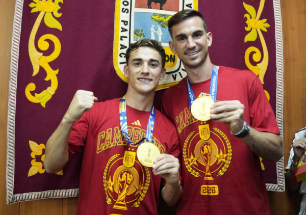 Fabian Ruiz i Gavi dobili neobičan poklon od rodnog grada: Šampioni angažovali nosače