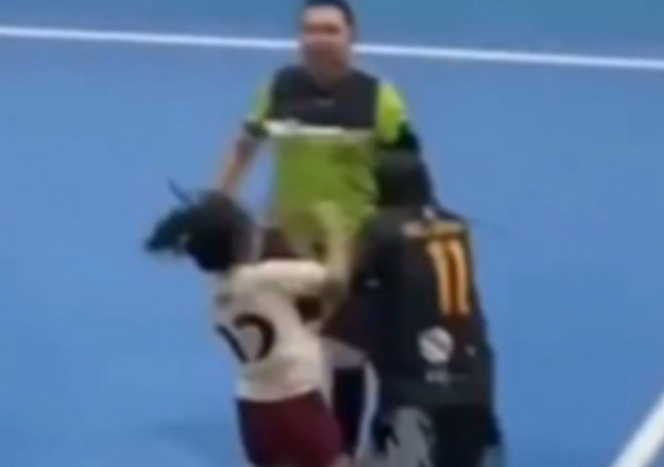 (VIDEO) Neviđen skandal na ženskom futsalu: "Slomila" rivalku, pa je šutirala u glavu, a zatim nokautirala još jednu igračicu