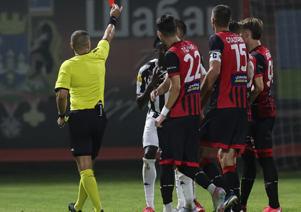Demba Sek fudbaler Partizana, dobija crveni karton