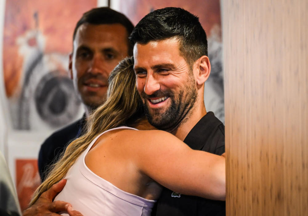 Novak Đoković i Arina Sabalenka u zagrljaju