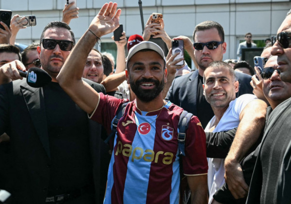 (VIDEO) Salah iz aviona poveo navijanje u Trabzonu: Hrpa Turaka dočekala "faraona"