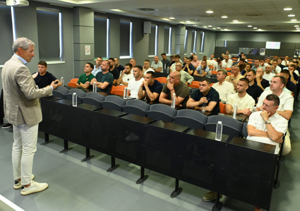 Frank de Bleker, drži predavanje predstavnicima klubova fudbalske Superlige Srbije