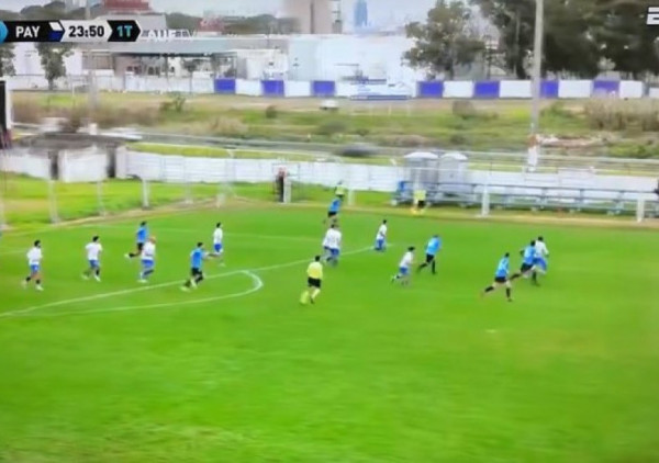(VIDEO)  Lopta izletela sa stadiona i izazvala saobraćajnu nezgodu u Urugvaju