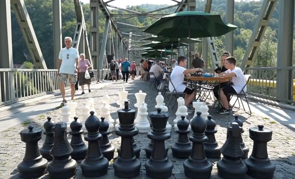 (VIDEO) Šahovski potezi prijateljstva na mostu između dva Zvornika